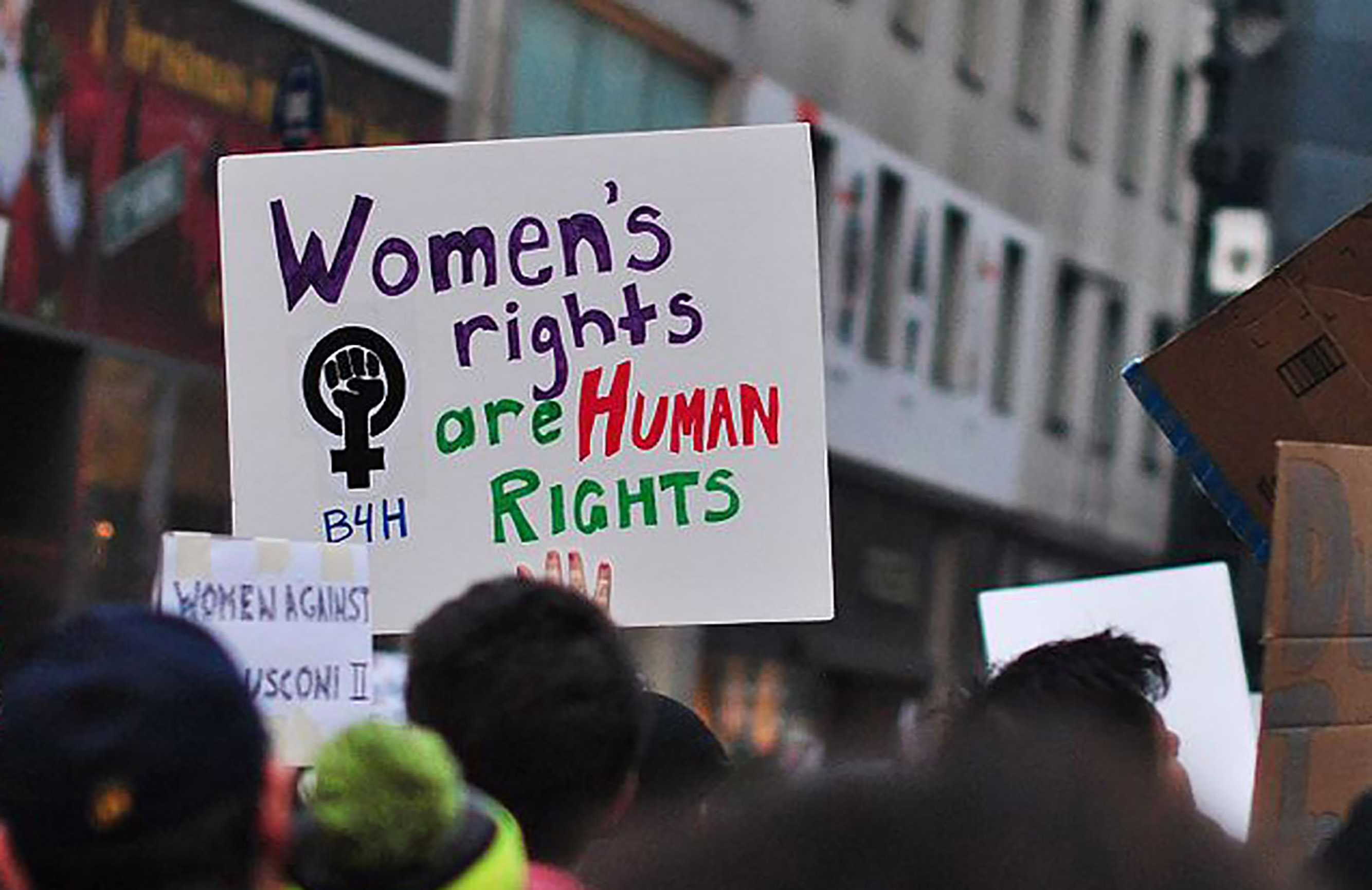 Feminist:innen bei einer Demonstration für gleiche Rechte. - Bild: Wikimedia/ Narih Lee